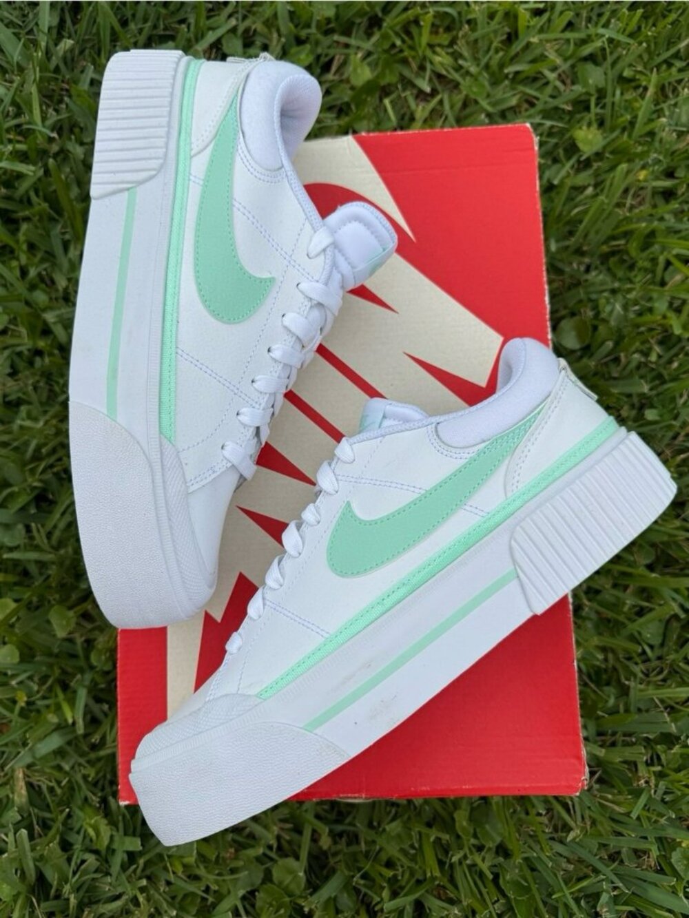 9.5 WOMEN’S NIKE COURT LEGACY LIFT WHITE / GREEN FZ3770 100 SNEAKERS